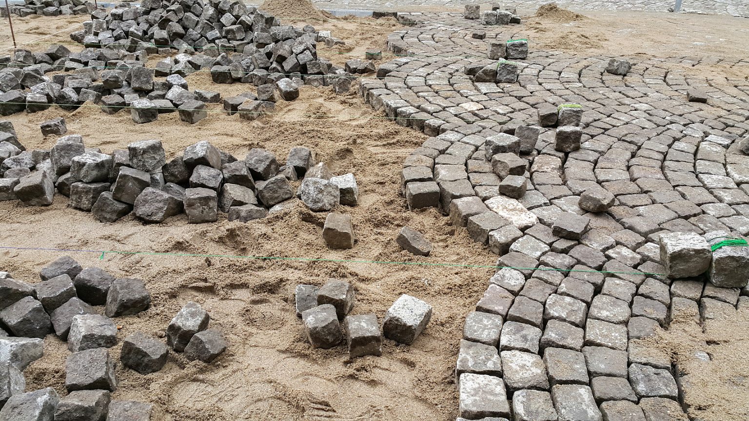 Kann man Gehwegplatten auf Sand verlegen?