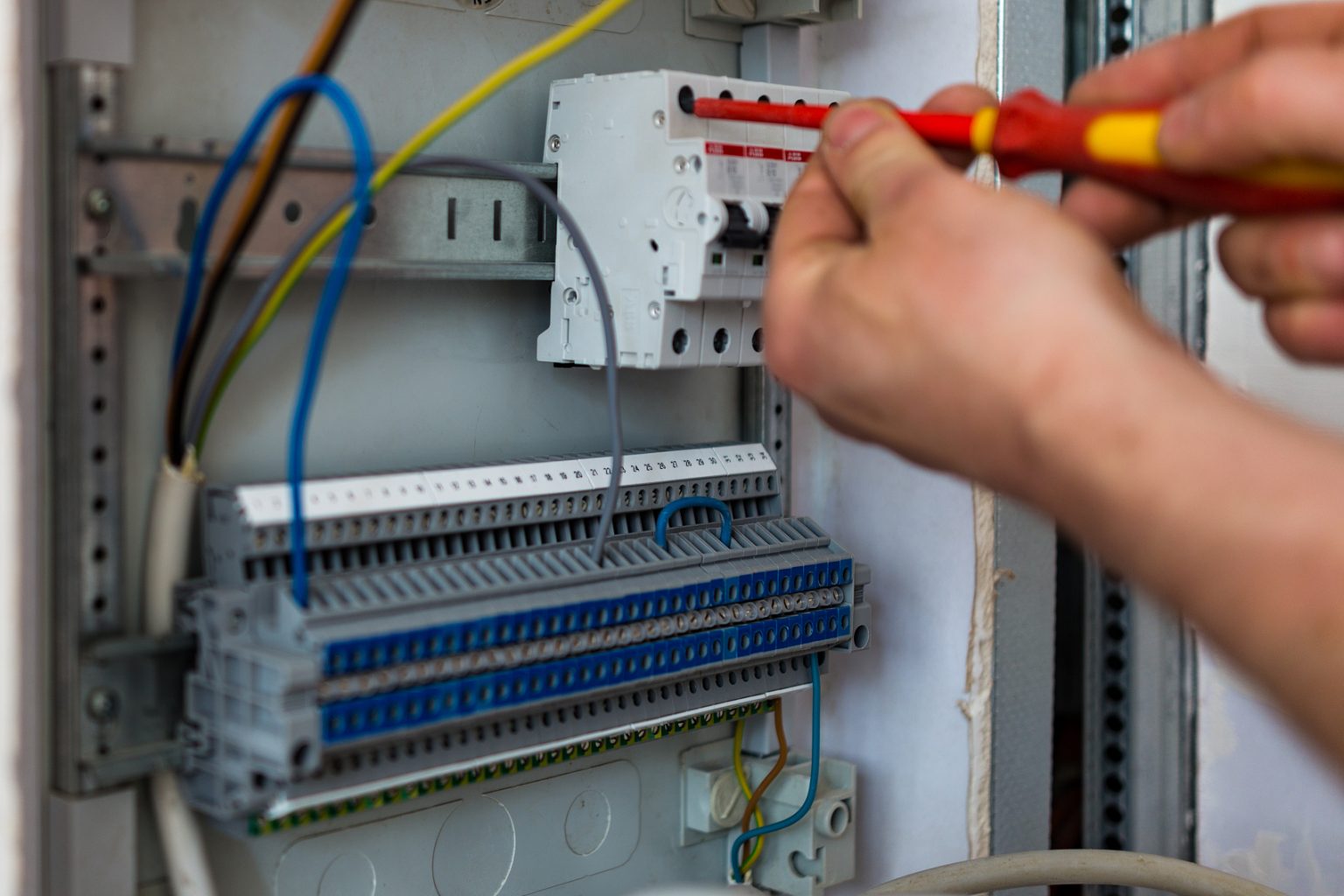 Wenn DIY gefährlich wird: Die Rolle von Notfall-Elektrikern bei der Behebung von elektrischen Heimfehlern in Großbritannien!